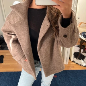 Jacka från Arket - Jacka från Arket i storlek 36. Modellen heter Wool-Blend jacket och är den perfekta höst/vår jackan. Denna färg finns inte kvar på hemsidan, men nypris är 1750 kr. Den är i mycket bra skick då den använts fåtal gånger. Väldigt varmt men framför allt snygg
