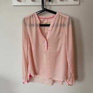 Lindex blus 💕 - Säljer för att jag har mycket liknande. Inte använd mycket! 