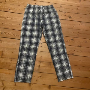 blåa pyjamasbyxor  - blåa pyjamasbyxor från H&M. storlek S. hör av dig vid frågor eller fler bilder 💗