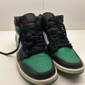 Jordan 1  - Säljer mina snygga jordas i jättebra skick. Mötes i Uppsala eller frakt. Köpt för 2400kr säljs för 1000kr. Storlek 41 men passar 38-39