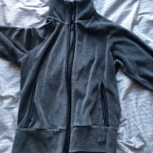 Nike kofta - Säljer en jätte snygg kofta från Nike, storleken är 152/xxs skulle jag uppskatta💓inga som helst skador, säljer då den inte kommer till användning längre, köparen står för frakt