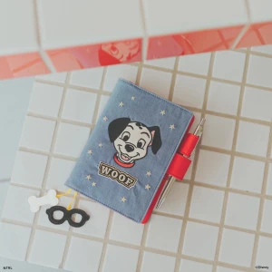 Hobonichi techno cover (101 dalmatiner) - Helt ny. Aldrig använd. Beställde den från original butiken i Japan men när jag fick den så ångrade jag mig. Passar bla. För en A6 skrivbok. Boken som är på bild säljer jag också! Nypris - 600kr  Pris kan diskuteras!