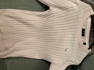 Gant tröja rosa  - Säljer min rosa gant tröja! Aldrig använd! Ny pris = 1300kr  Mitt pris 500kr  Vid intresse kontaktas jag via Sms 0733262004 eller Plick Möts helst upp i Linköping, men om plagget ska skickas står köparen för frakt :) 