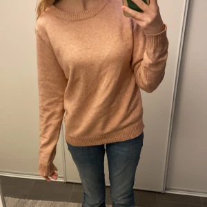 Stickad tröja ifrån Vila - En rosa stickad tröja ifrån Vila. Den är lite mindre korallfärgad i verkligheten. Den är i storlek Xs och aldrig använd.