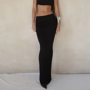 MAXI KJOL - Populär Maxikjol från BAYSE. Aldrig använd! Passar M-XS 💛 Köpt för 809kr, säljs för 400kr!!!