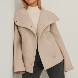 NA-KD kapp - Säljer denna superfina kappan från NA-KD! Den är i nyskick då jag inte har andvänt den så mycket. Den är köpt från NA-KDs hemsida, ord pris 989kr. Fler bilder skickas vid intresse💕