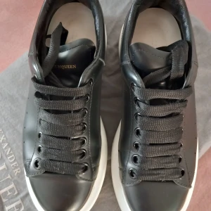 Alexander McQueen - Köpte den för 5000kr och har använt den fåtal gånger och säljer den nu för 2000kr