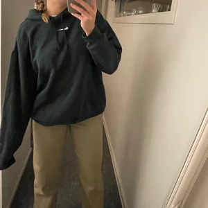 Nike hoodie - Säljer denna mörkgröna nike hoodien. Använd antal gånger men fortfarande i hyfsat skick! Sitter snyggt overzised! Skriv för fler bilder! Köpt för 750 säljer för 150 + frakt eller budgivning vid flera intresserade🫶🏻