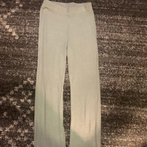 Thights - Ett par ljusgröna thights som inte kommer till användning.