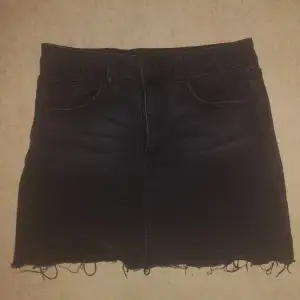 Snygg svart jeans kjol. Vet inte var den är ifrån men den är köpt 2019. Köpt för 200kr och säljer för 100kr. Pris kan diskuteres 