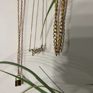 Halsband  - 3 st halsband i guld. Typ oanvända. Alla för 50kr eller 20kr styck + frakt 