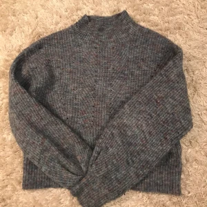 Stickad tröja  - Mysig stickad tröja från bikbok i storlek xs. Mycket fint skick 