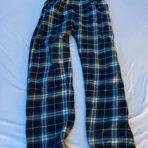 Pyjamasbyxor  - Rutiga pyjamasbyxor som är köpta på Lindex, säljer för att dom inte kommit till användning.