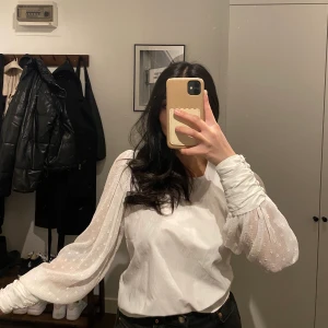 Vit blus  - Säljer denna super fina blus med lite lätt ballongärm och fina knappdetaljer vid ärmslut (säljer en likadan i svart). Använd vid ett student tillfälle, så den är så gott som ny. Storlek S. Möts upp eller fraktar 💘
