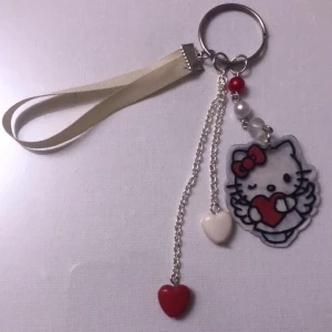 hello kitty nyckelring!! - gulligt handmade nyckelring med hello kitty charm ❤️