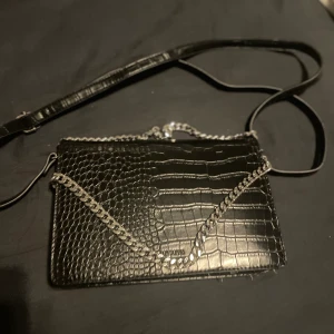 Don donna väska - Fin väska ifrån DonDonna. Säljs då det inte är min typ av väska längre! Knappt använd. Inga defekter🫶🏼