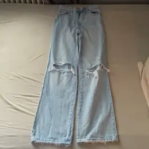 Ljusblå jeans ifrån stradivarius. Long straight fit i storleken 32. Säljer för att de inte passar mig. Inte använda en enda gång så de är sprillans nya. 
