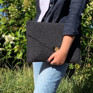 Datorfodral  - Superfint datorfodral i Ull från P.A.P made in Sweden✨Är i väldigt fint skick och super bra kvalite. Säljer då jag inte använder längre! Nypris 500kr! Mitt pris 250kr