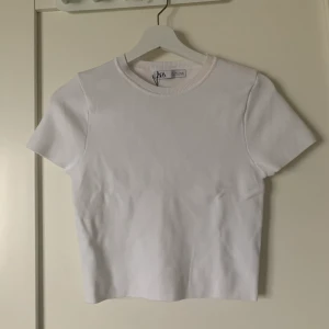 Croppad T-shirt ZARA - Helt ny Croppad T-shirt från Zara. Säljer den då den inte kommer till användning. Alla lappar är fortfarande kvar!✨ 