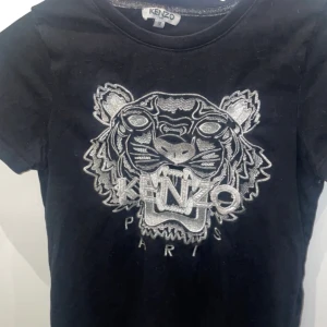 Kenzo tröja - Jättefint skick då den aldrig kom till användning, den är en M men passar lika bra som en S😊, Kan gå ner i pris vid smidig affär 