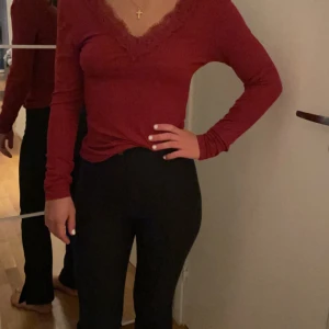 Tröja  - Vinröd tröja med spets uppe vid bysten. Inte använt den så mycket. Den är i bra skick 