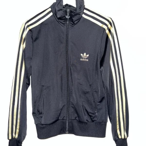 Vintage Adidas kofta  - Svart och guld.  