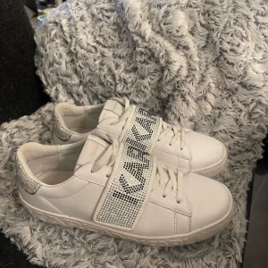 Skitsnygga skor! - As snygga skor ifrån Karl Lagerfeld. Kartong kommer med. Säljes för att jag kände att de inte passade. Använda 2 gånger. Fler intresserade blir de budgivning!❣️