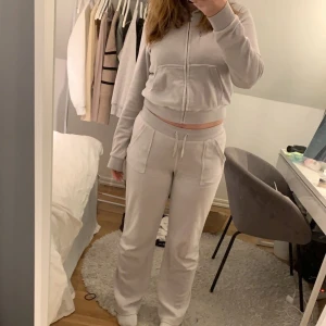 Juicy couture  - Säljer mitt juicy couture då jag knappt använder det längre, det är stolek L men är som M. Är i ny skick. Kan gå ner i pris lite vid snabb affär!(säljer båda delarna)