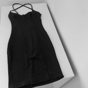 Klänning  - Fin klänning från Nelly med korsade axelband, den är i ett lite tjockare/tyngre material. Storlek XS, passar även mig med storlek S. Bra skick. Kan hämtas i Sundbyberg eller fraktas 🥰