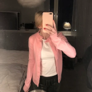 Rosa kofta  - Säljer denna jättegulliga rosa koftan💗 i nyskick 