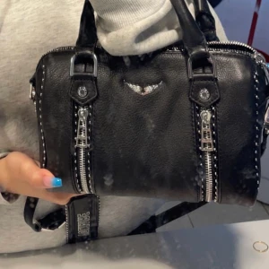 Zadig & Voltaire väska - Säljer nu min fina zadig väska som jag köpte i Zadig & Voltaire butiken i Stockholm sommaren 2021 som jag köpte för 4800kr. Väskan är i bra skick! ❤️‍🔥🫶🏼 långt band och dustbag tillkommer❤️‍🔥