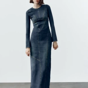 SÖKER - Söker denna klänning i denim från ZARA i storlek XS eller S 🫶🏽