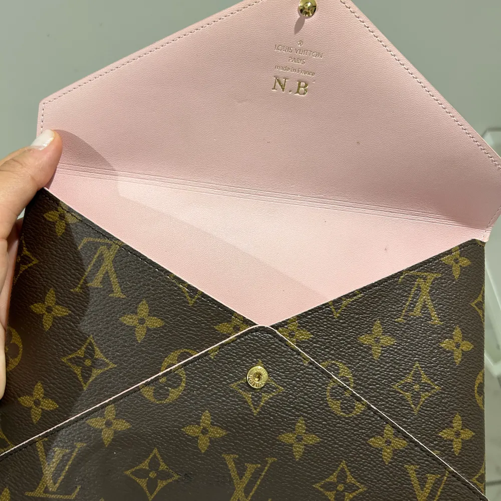 Vuitton enveloppe. With my initials (N.B). This enveloppe no longer exists . Limited edition from Kirigami collection at Louis Vuitton Paris champs Élysée . Väskor.