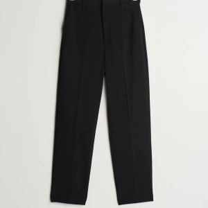 Kostymbyxor  - Säljer nu dessa skit snygga kostymbyxor från Gina tricot. Är i nyskick. Storlek 38 i petite straight leg. Sitter super i längden på mig som är ca 160. säljer då de inte kommer till användning lägre. Kontakta gärna om du är intresserad! 🫶🏽