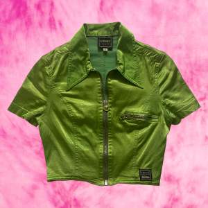 Jättesnygg 90-tal vintage Versace jeans couture grön topp!! Perfect skick! 💗💫🌸   Storlek : S  