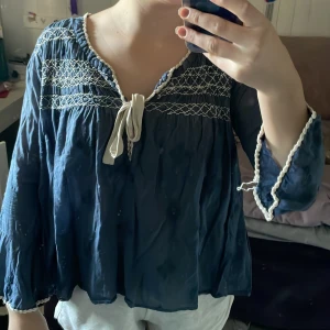 Odd Molly blus  - Säljer en mörkblå odd Molly blus. Aldrig använd. Korta armar och stora ”händer” 