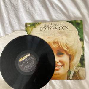 Dolly Parton vinyl skiva från 1972, pressad i Storbritannien. I fint skick utan några repor. Med de bästa låtarna av Dolly Parton.