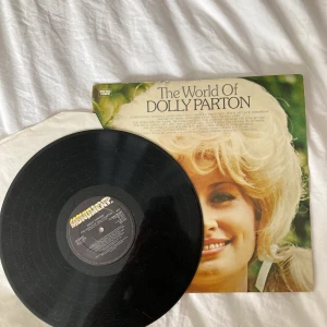 Dolly Parton Vinyl Skiva - Dolly Parton vinyl skiva från 1972, pressad i Storbritannien. I fint skick utan några repor. Med de bästa låtarna av Dolly Parton.