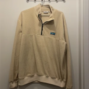 Flis - Beige halvzip i flis. Strl L men passar en M om man vill ha det oversized.