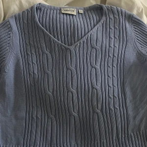 Second hand stickat tröja  - Köpte den här på en second hand butik, sitter lite stor på mig så säljer den 