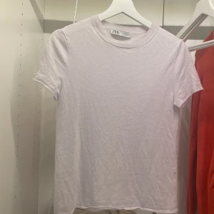 Stickad t-shirt - Säljer denna stickad t-shirt från zara. Fint skick💕