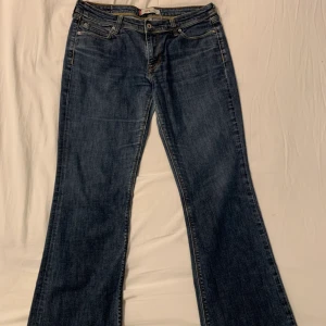 Levis lågmidjade 572 bootcut jeans - Så fina vintage lågmidjade jeans från levis med bootcut!! Midjemått: 78 cm, innerbenslängd: 78 cm. Lånad första bild då de ej passar mig!