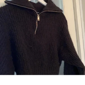 Zip hoddie - Fin svart zip hoddie, köpt här från plick men den har inte kommit till användnig av mig, bra skick🤩