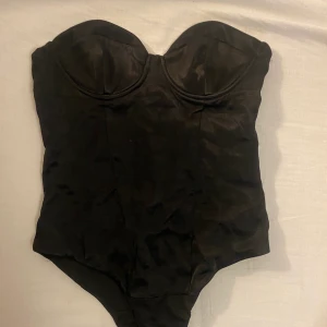 Jättefin body - Helt oanvänd body från Zara. Fanns band förut men dom var sönder när jag köpte den tyvärr, annars är den i toppskick!💕