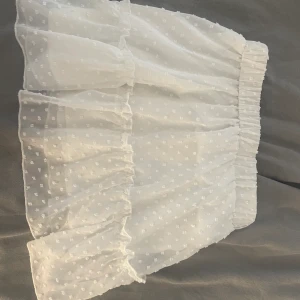 Vit, volang kjol! - Så fin kjol i nyskick! Storlek S, köparen står för frakt💕