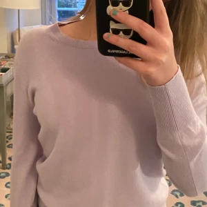 Kashmir tröja - Hej! Nu säjer jag denna super snygga Kashmir tröjan ifrån Uniqlo. Den är i en lila/blå färg. Aldrig använd. Nypris 999kr 