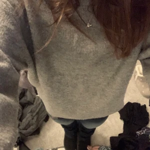 Stickad tröja - grå stickad tröja, använd 1 gång🫶🏻🙌