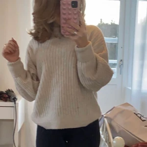 Beige sweatshirt - Säljer denna beige sweatshirt i strl S, Fint Skick använd endast några gånger. 