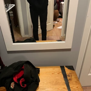 Jeans - Jeans vet ej vad för märke. Dom är ”svarta” men bruna i ljust lyse. Så säger mer brun färgade. Fint skick skriv vid frågor och intresse💗