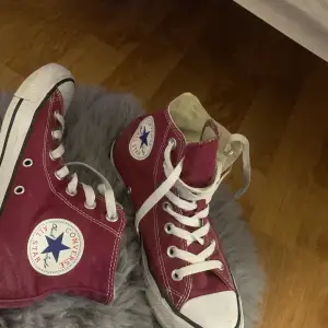 Ett par jätte sköna Converse, som jag använder ungefär 2-3 gånger men säljer dom på grund av att jag har andra skor och använder aldrig dessa. Dom är äkta och det är bara o komma dm för mer information/ bilder !🤍